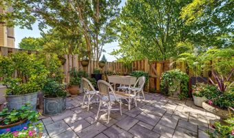8 CARRIAGE HOUSE Cir, Alexandria, VA 22304
