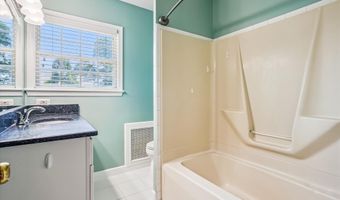121 S FENWICK St, Arlington, VA 22204