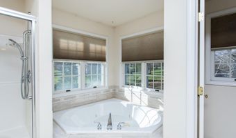 4 Hilander Dr, Albany, NY 12211