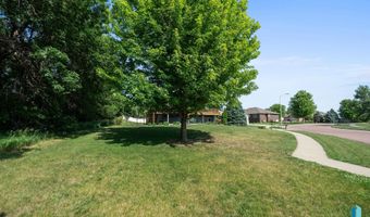 212 N Fairway Dr, Brandon, SD 57005