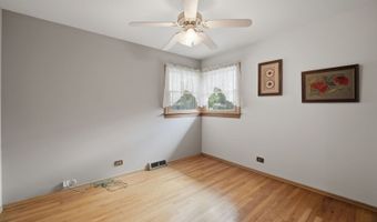 730 W Beach Dr, Addison, IL 60101