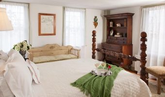 37 Marsh St, Newport, RI 02840
