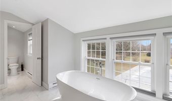 53 River Run Rd, Middletown, RI 02842