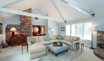 28 Woodland Dr, Amherst, NH 03031