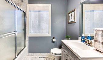 16 Woodedge Cir, Amagansett, NY 11930