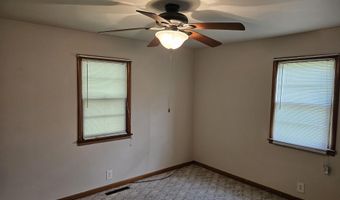 1115 S Carnation Dr, Aurora, MO 65605