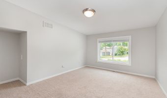 1237 Fox River Dr, Algonquin, IL 60102