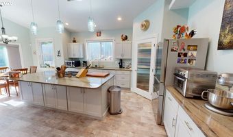 917 5 7TH St, Brookings, OR 97415