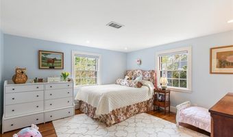 11 Harbour Rd, Barrington, RI 02806