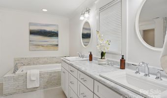 10016 Whitethorn Dr, Charlotte, NC 28277