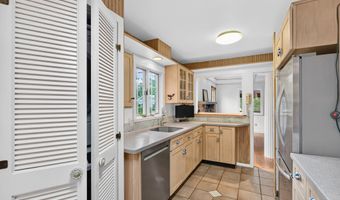 207 Pawson Rd, Branford, CT 06405