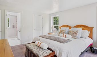 60 Lady Slipper Ln, Chester, NH 03036
