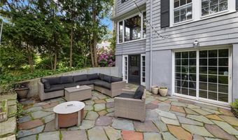 2 Carvin Ct, Warwick, RI 02886