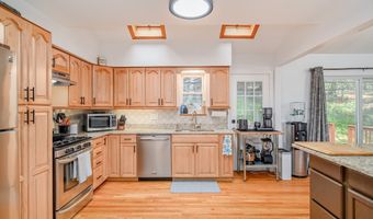 13 Tommys Ln, Brookfield, CT 06804