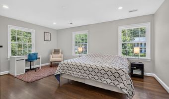 6720 NEWBOLD Dr, Bethesda, MD 20817