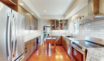 563 E Acadia Pt, Aurora, OH 44202