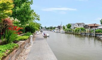 18 South Plz, Amity Harbor, NY 11701
