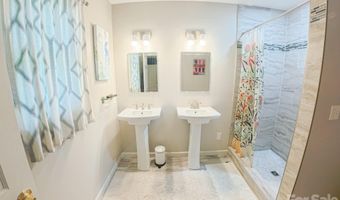 121 Wicklow Dr, Asheville, NC 28806