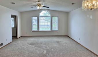 104 Lakewood Dr, Adrian, MI 49221
