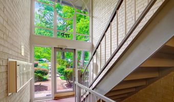 7717 DONNYBROOK Ct 103, Annandale, VA 22003