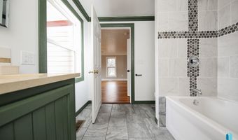 111 N 6th St, Beresford, SD 57004