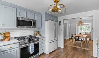 1107 Hope St, Bristol, RI 02809