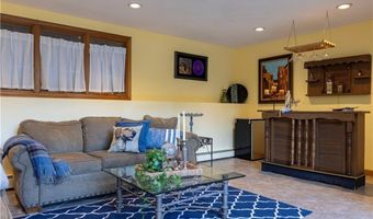 8 Robin Dr, North Kingstown, RI 02852