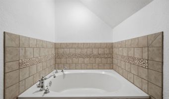 828 Shady Grv, Adkins, TX 78101