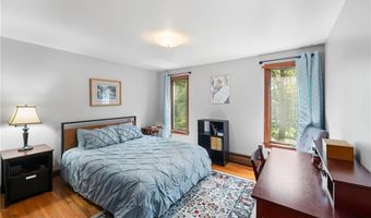 2 Spinney Ln, North Kingstown, RI 02852