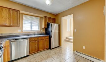 132 Sutton Pl 132, Bloomfield, CT 06002