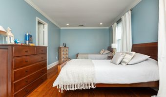 8809 SAUNDERS Ln, Bethesda, MD 20817