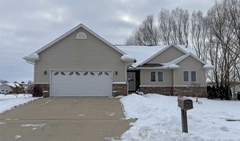 149 Country Club Ct, Anamosa, IA 52205