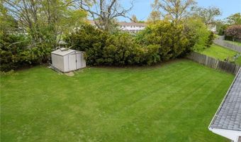 23 Algonquin Dr, Middletown, RI 02842