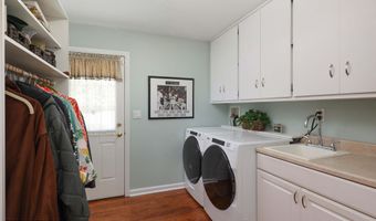 11 Lyon Rd, Middletown, NJ 07748