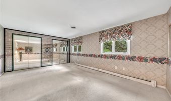 8 Countryside Ct, Amherst, NY 14221
