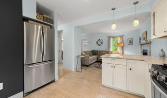 8 Maple Ave, Clinton, CT 06413