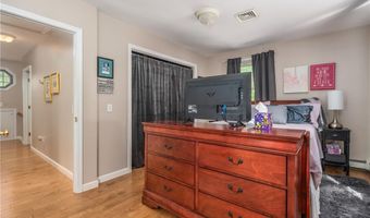 33 Wilbur Rd, Lincoln, RI 02865