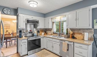 7 Hawthorn Cir, Albany, NY 12203