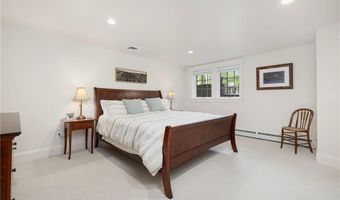 56 Summerfield Ln, Middletown, RI 02842