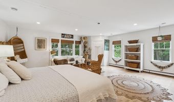 2 Valley Ave, Falmouth, ME 04105