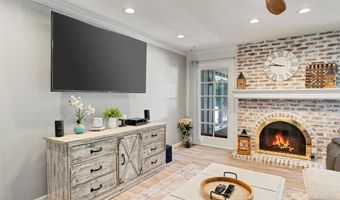 806 Hollyridge Dr, Ballwin, MO 63011