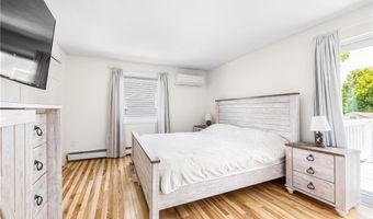 60 Brooklyn Rd, Narragansett, RI 02882