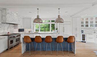 8 Gaylea Dr, Branford, CT 06405