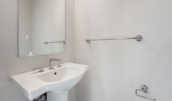 945 SYCAMORE Dr SE, Washington, DC 20032