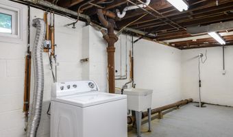 570 Garfield Ave, Belford, NJ 07718