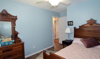 872 Village Brook Ct, Ballwin, MO 63021