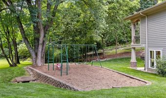 884 Village Brook Ct, Ballwin, MO 63021
