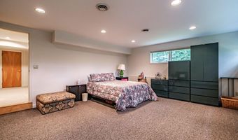 15 Inverness Rd, Falmouth, ME 04105