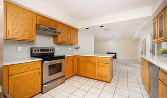 3949 Waldenwood Dr, Ann Arbor, MI 48105