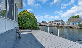 82 Spinnaker Ct, Bayville, NJ 08721